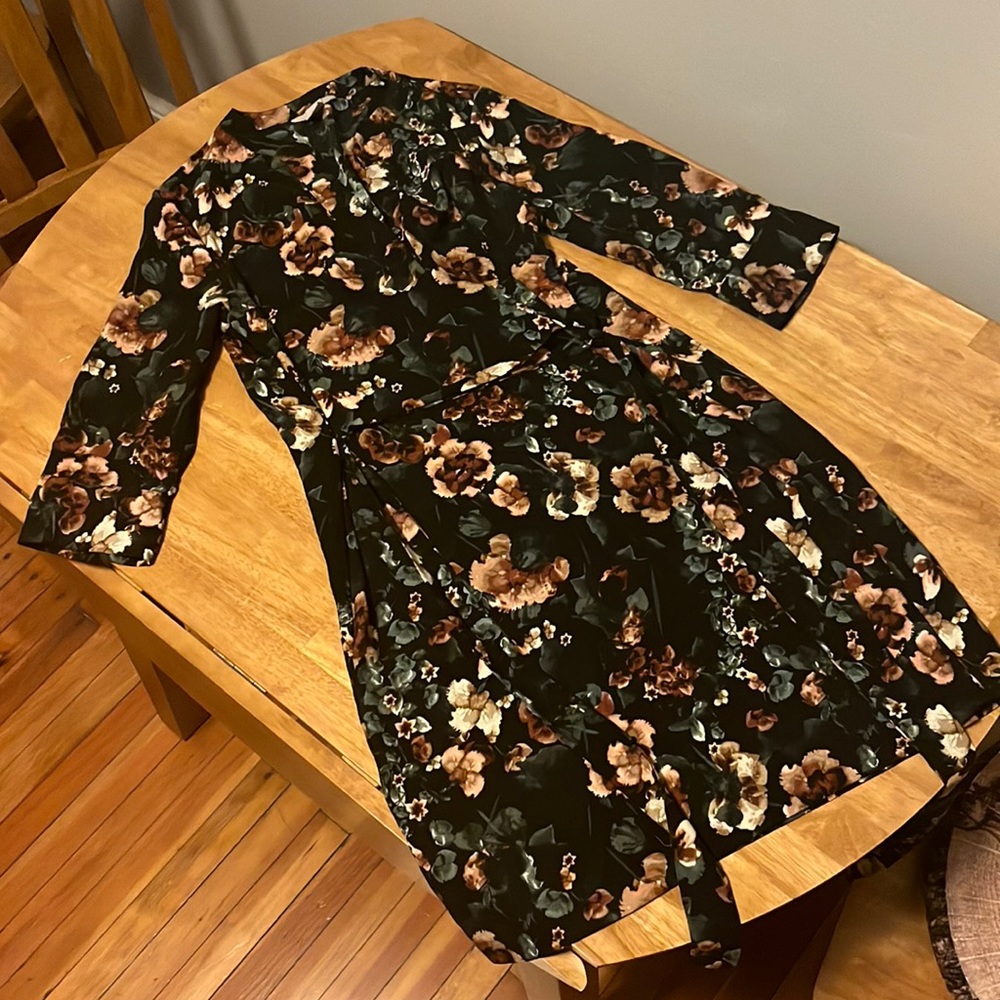 Size 8 Floral Print H&M Button Up V-Chest, 3/4 Sleeve Dress
